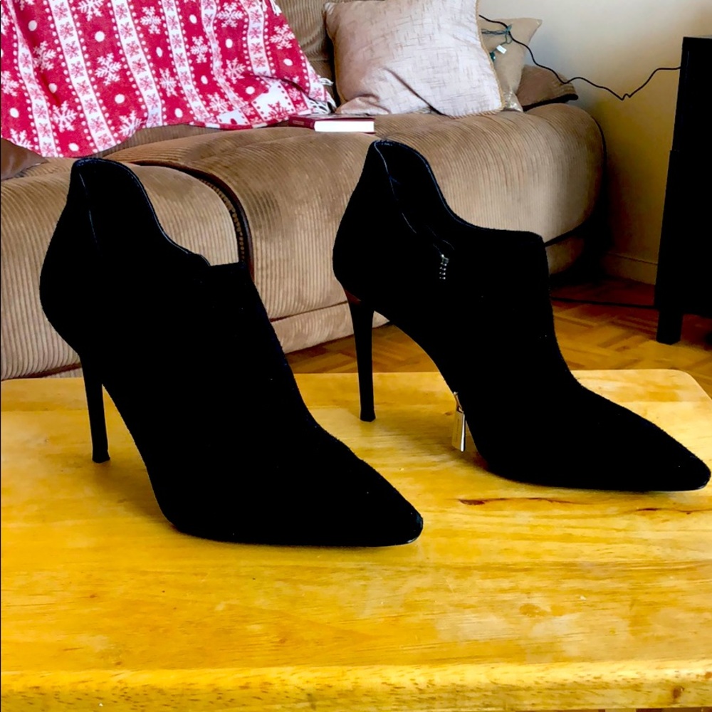 Michael Kors black heeled pumps